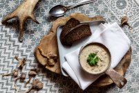 Isonkenkäisten Klubi wild mushroom soup and bread on the platform