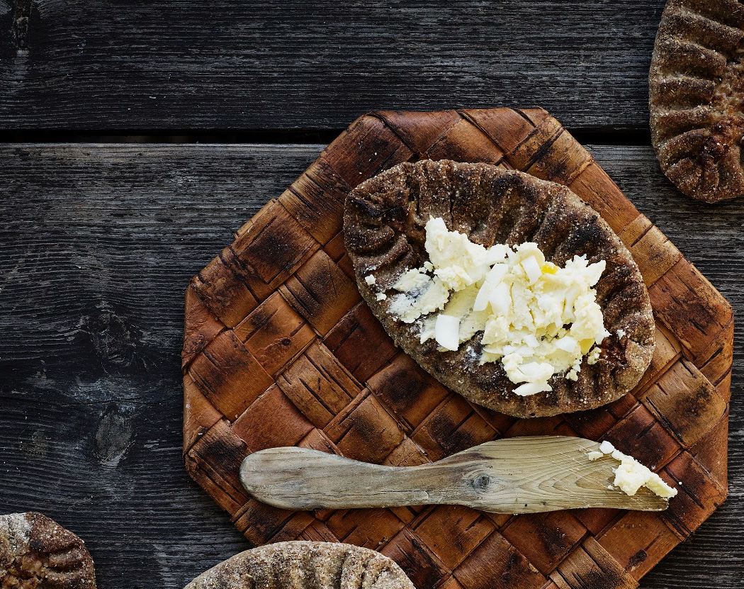 Puukarin Pysäkki karjalanpiirakka ja munavoi tuohialustalla EAT