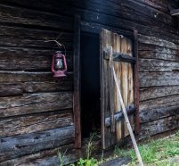 The old shed and the storm lantern at Puukarin Stop